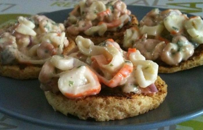 Toast � la salade de crevettes & surimi