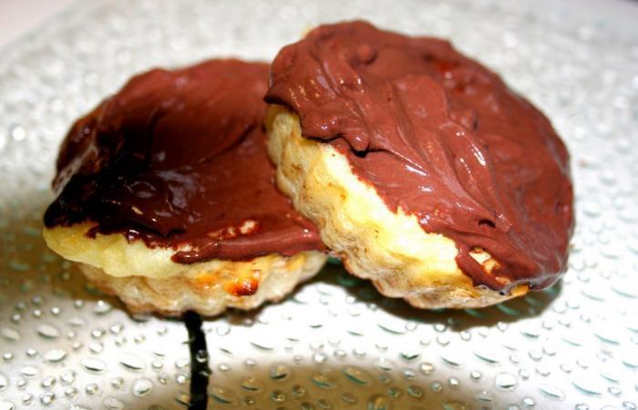 Régime Dukan (recette minceur) : Nuages coeur chocolat, nappé chocolat #dukan https://www.proteinaute.com/recette-nuages-coeur-chocolat-nappe-chocolat-4324.html