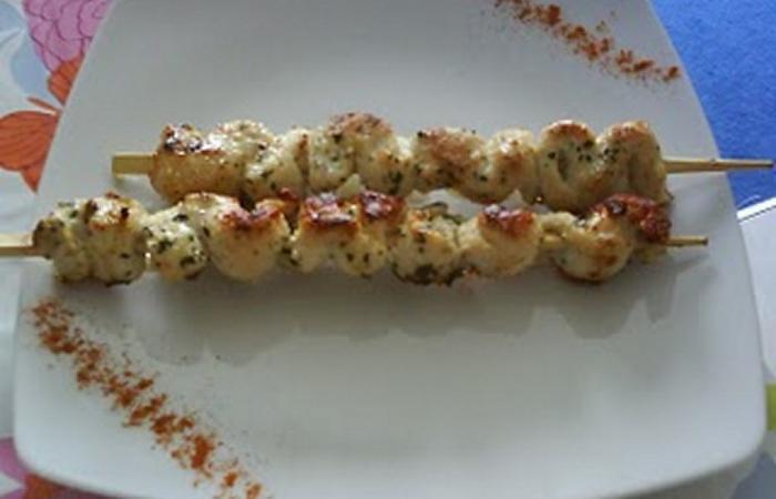 Régime Dukan (recette minceur) : Brochettes au poulet yaourt citron et thym #dukan https://www.proteinaute.com/recette-brochettes-au-poulet-yaourt-citron-et-thym-5397.html