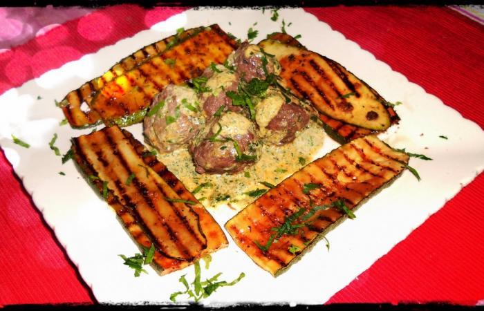 Régime Dukan (recette minceur) : Keftas à la menthe, sauce verte et courgettes grillées #dukan https://www.proteinaute.com/recette-keftas-a-la-menthe-sauce-verte-et-courgettes-grillees-5723.html