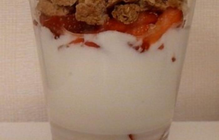 Régime Dukan (recette minceur) : Verrine fraises et fromage blanc fraîche et rapide #dukan https://www.proteinaute.com/recette-verrine-fraises-et-fromage-blanc-fraiche-et-rapide-5786.html