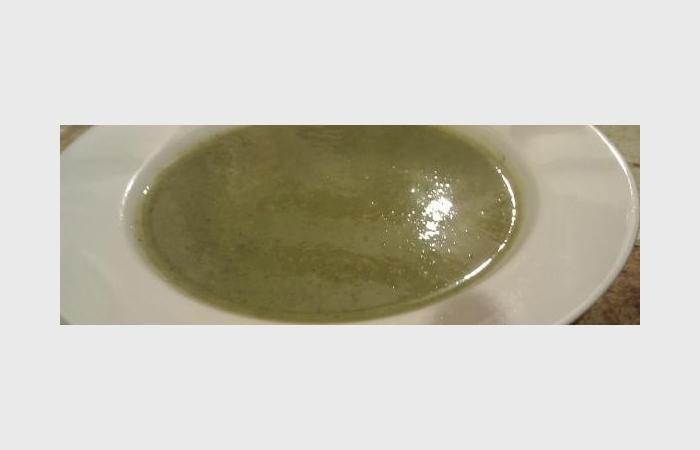 Régime Dukan (recette minceur) : Velouté de brocolis et champignons #dukan https://www.proteinaute.com/recette-veloute-de-brocolis-et-champignons-6697.html