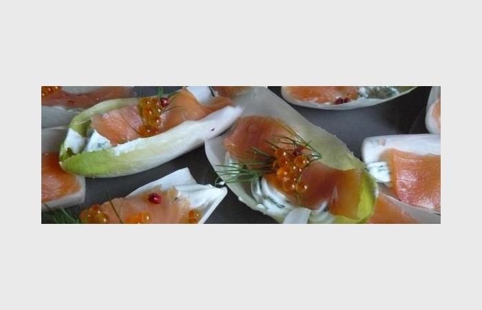 Rgime Dukan (recette minceur) : Endives festives au saumon fum et oeufs de truite sur chantilly d'herbes pices #dukan https://www.proteinaute.com/recette-endives-festives-au-saumon-fume-et-oeufs-de-truite-sur-chantilly-d-herbes-epicees-6866.html