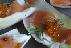 Recette Dukan : Endives festives au saumon fumé et oeufs de truite sur chantilly d'herbes épicées
