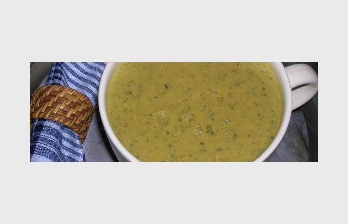 Rgime Dukan (recette minceur) : Soupe de courgettes  la moutarde #dukan https://www.proteinaute.com/recette-soupe-de-courgettes-a-la-moutarde-6945.html