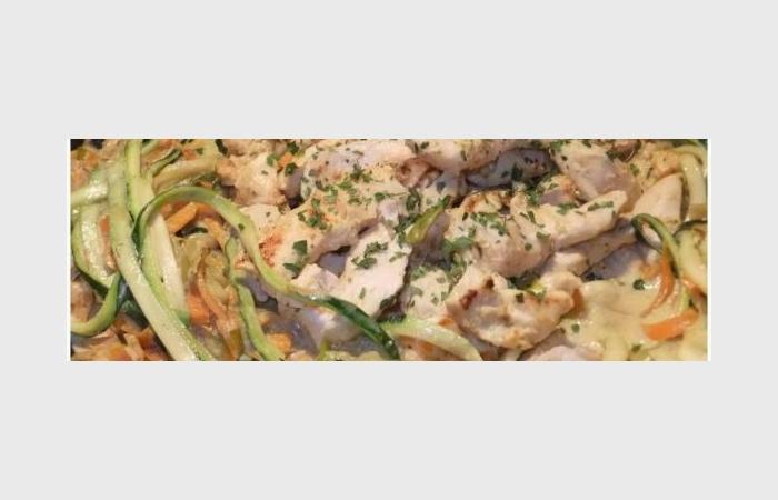 Rgime Dukan (recette minceur) : Spaghettis de courgettes et carottes, lamelles de poulet a la moutarde et a l'ail au lait de coco #dukan https://www.proteinaute.com/recette-spaghettis-de-courgettes-et-carottes-lamelles-de-poulet-a-la-moutarde-et-a-l-ail-au-lait-de-coco-6960.html