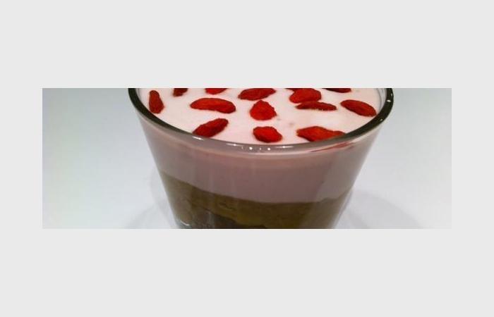 Régime Dukan (recette minceur) : Verrine fraise-rhubarbe sur son lit biscuité #dukan https://www.proteinaute.com/recette-verrine-fraise-rhubarbe-sur-son-lit-biscuite-7466.html