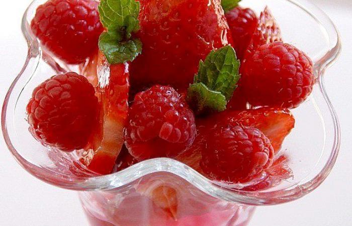 Régime Dukan (recette minceur) : Fraises et framboises au nectar de rose #dukan https://www.proteinaute.com/recette-fraises-et-framboises-au-nectar-de-rose-8049.html