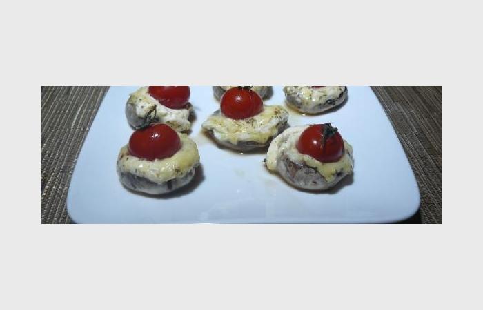 R�gime Dukan (recette minceur) : Champignons farcis au st pierrellin et tomates cerises #dukan https://www.proteinaute.com/recette-champignons-farcis-au-st-pierrellin-et-tomates-cerises-8051.html