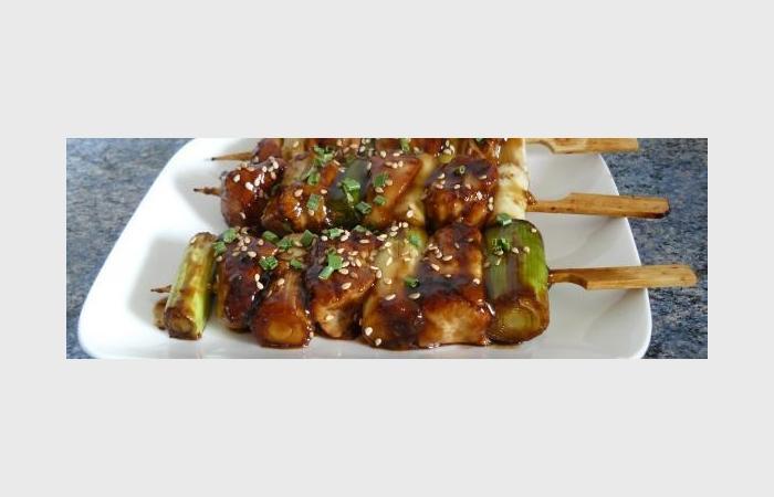 R�gime Dukan (recette minceur) : Yakitori de poulet aux poireaux nouveaux #dukan https://www.proteinaute.com/recette-yakitori-de-poulet-aux-poireaux-nouveaux-8775.html