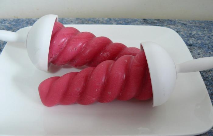 Régime Dukan (recette minceur) : Glace rhubarbe fraise au lait de soja (sans oeufs ni lactose) #dukan https://www.proteinaute.com/recette-glace-rhubarbe-fraise-au-lait-de-soja-sans-oeufs-ni-lactose-8970.html