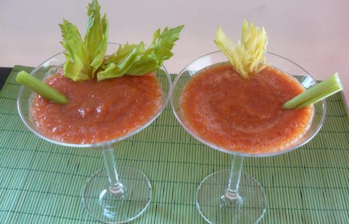 Régime Dukan (recette minceur) : Cocktail Virgin Mary / bloody Mary (jus de tomate au céleri) #dukan https://www.proteinaute.com/recette-cocktail-virgin-mary-bloody-mary-jus-de-tomate-au-celeri-8994.html