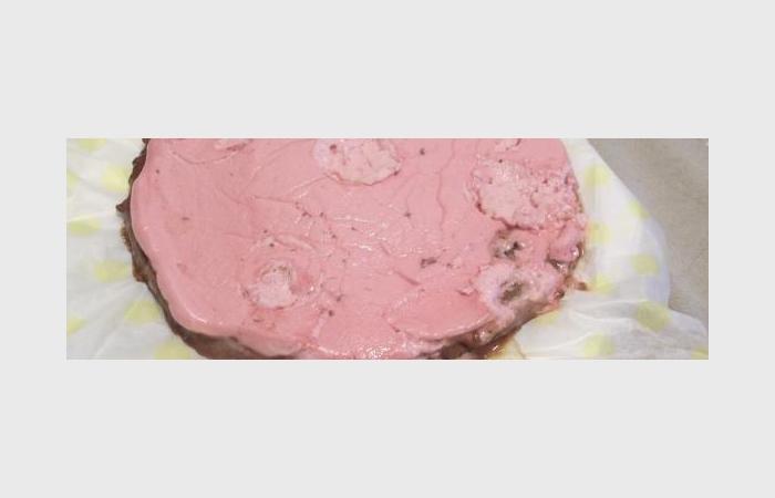 Rgime Dukan (recette minceur) : Tarte chocolat et son glaage  la fraise #dukan https://www.proteinaute.com/recette-tarte-chocolat-et-son-glacage-a-la-fraise-9018.html