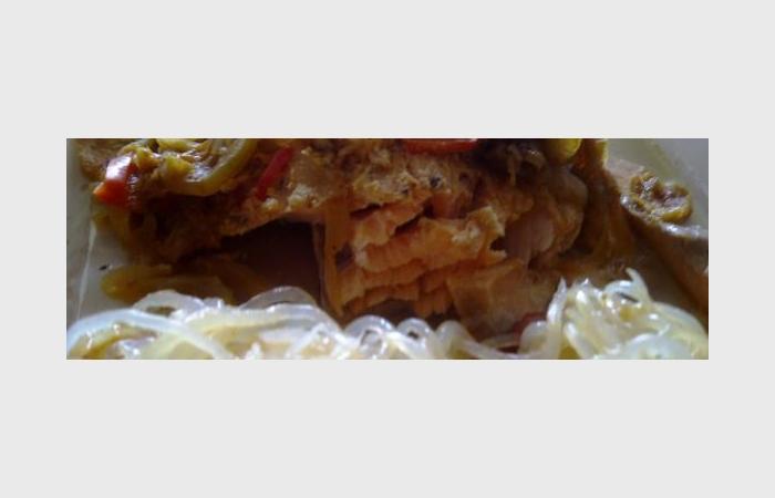 Régime Dukan (recette minceur) : Filet de truite saumonée en piperade #dukan https://www.proteinaute.com/recette-filet-de-truite-saumonee-en-piperade-9197.html