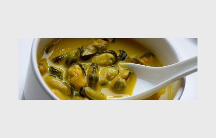 Régime Dukan (recette minceur) : Mouclade safranée (crème aux moules) #dukan https://www.proteinaute.com/recette-mouclade-safranee-creme-aux-moules-9460.html