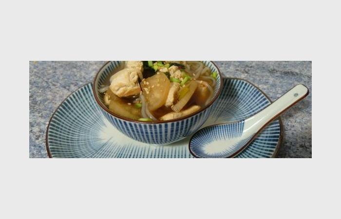 Régime Dukan (recette minceur) : Bouillon de poulet au navet long (radis blanc) et nouilles de konjac #dukan https://www.proteinaute.com/recette-bouillon-de-poulet-au-navet-long-radis-blanc-et-nouilles-de-konjac-9726.html