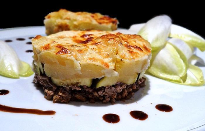 Régime Dukan (recette minceur) : Gratin de pommes de terre, courgettes et bœuf haché #dukan https://www.proteinaute.com/recette-gratin-de-pommes-de-terre-courgettes-et-b-uf-hache-9984.html